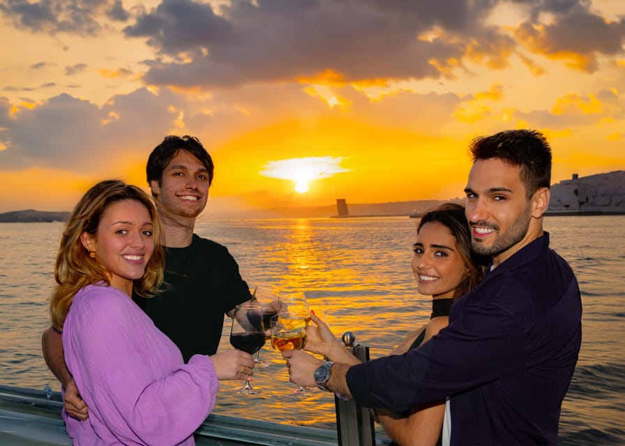Eine Gruppe von Menschen genießt eine romantische Bootsfahrt bei Sonnenuntergang mit der untergehenden Sonne in der Ferne